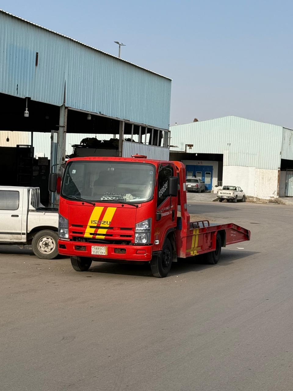 سطحة إيسوزو حمراء جاهزة للخدمة في الأحساء