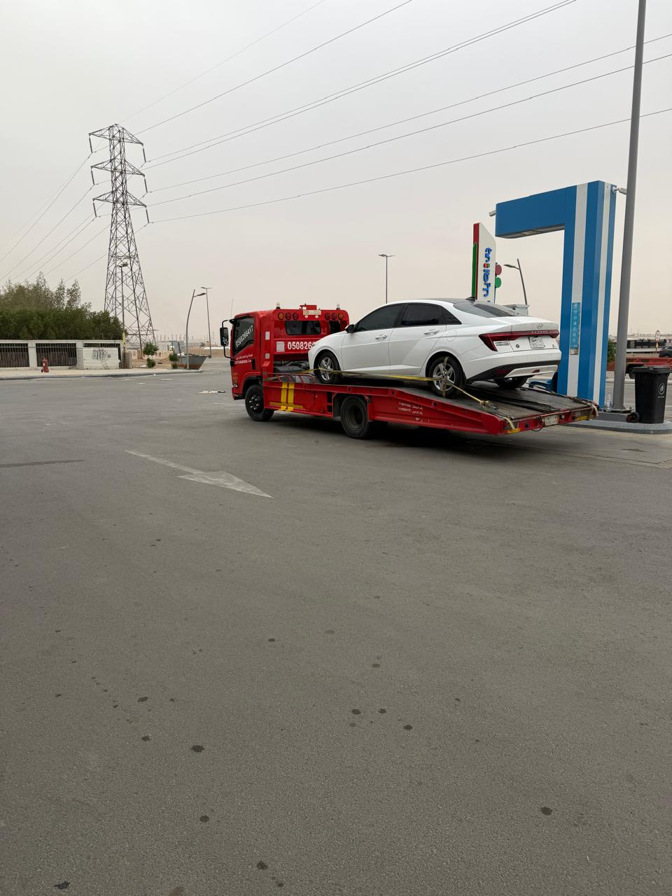 نقل سيارة مرسيدس S-Class بسطحة في الخرج ليلًا