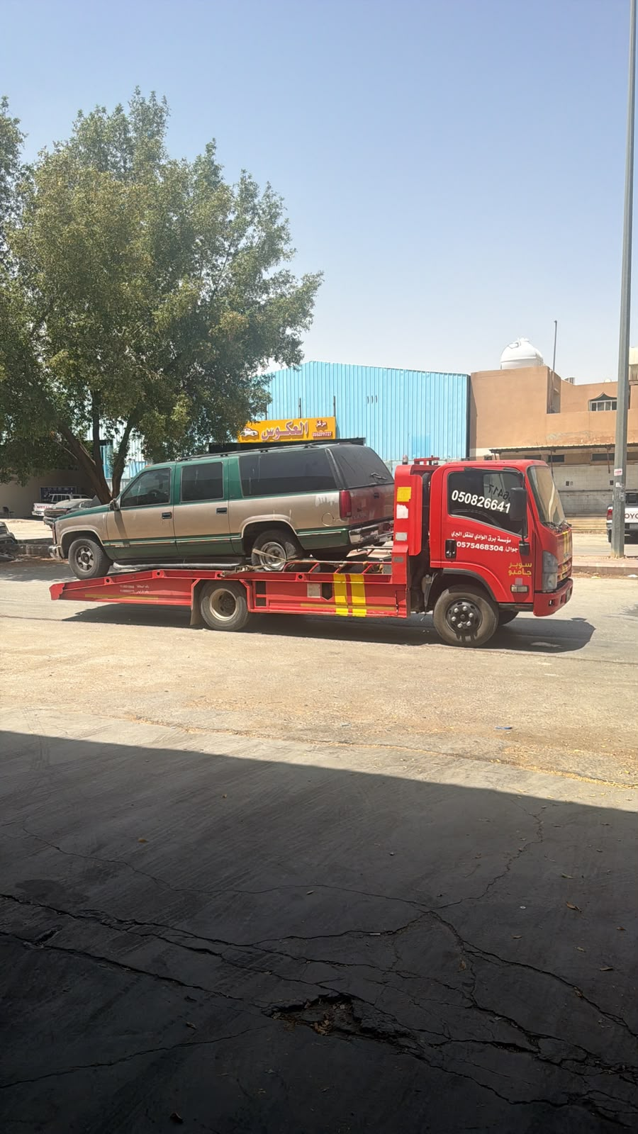 سطحة برتقالية تنقل سيارة مرسيدس G-Class في الرياض