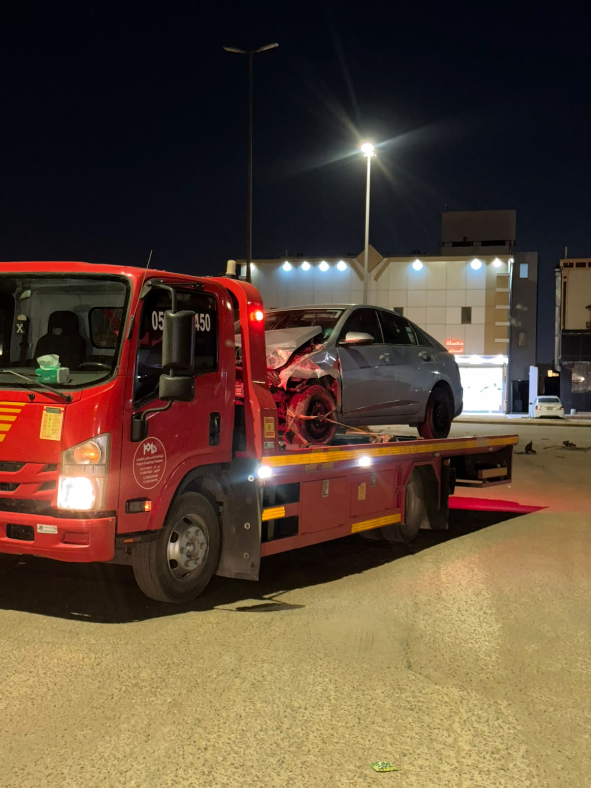 سطحة احترافية تنقل سيارة فاخرة أمام فيلا سكنية في الخرج